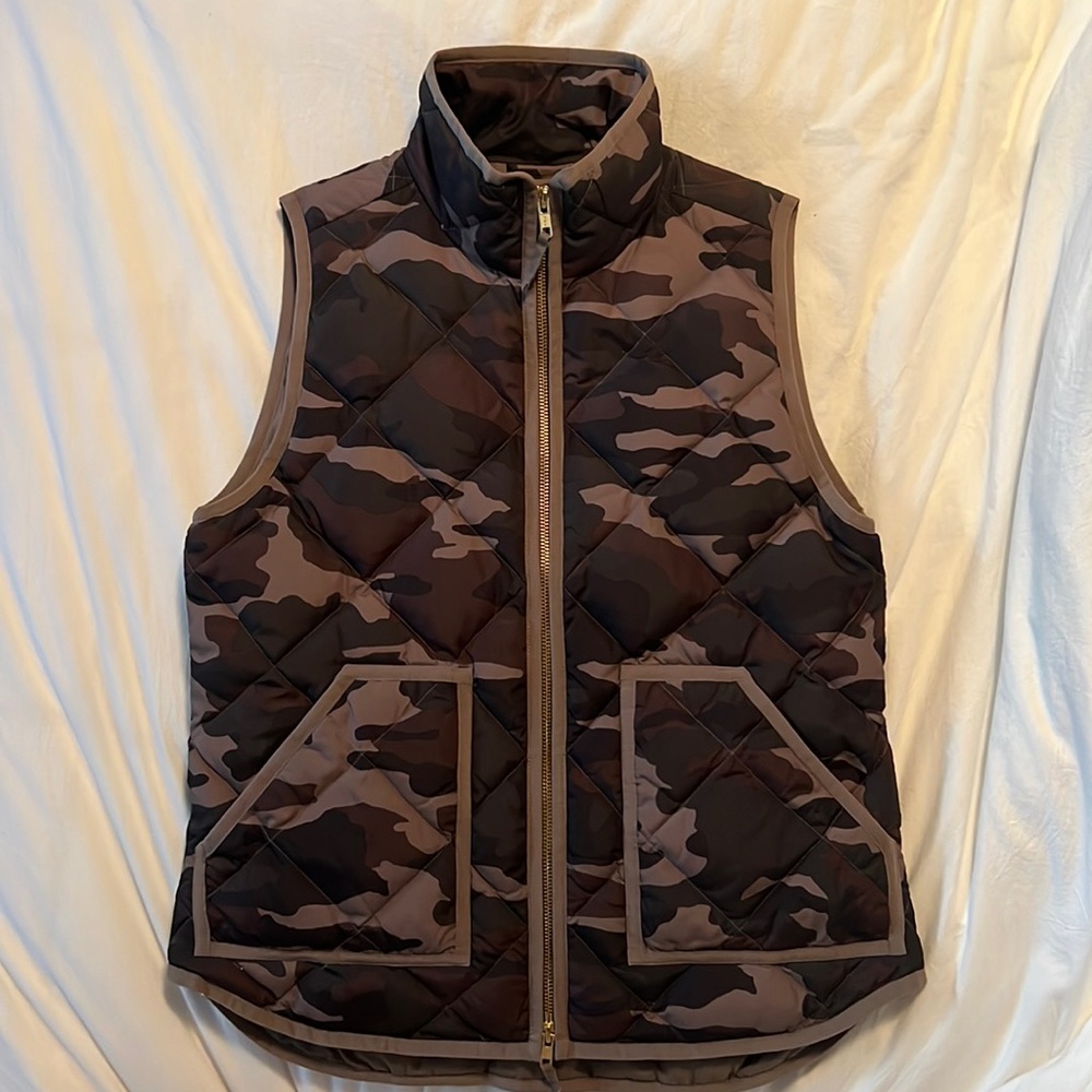 J CREW women’s camo puffy vest
